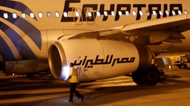 Bezpečnostní kontrola letounu společnosti EgyptAir na letišti v Luxoru (ilustrační foto)