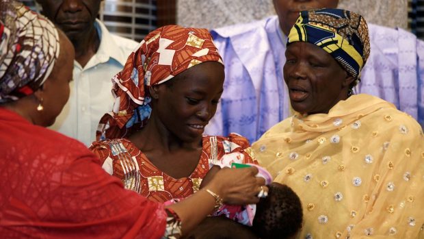 Po více než dvou letech se podařilo najít první ze školaček unesených radikály z Boko Haram z nigerijského Chiboku.