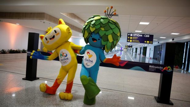 Maskoti olympijských a paralympijských her v Riu Vinicius a Tom pózují při slavnostním otevření nové části terminálu na letišti Galeao
