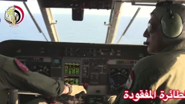 Egypťané pátrají po troskách letadla, které se ve čtvrtek zřítilo ve Středozemním moři