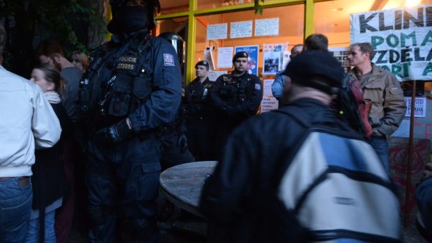 Policie předala budovu na pražském Žižkově, v níž provozovalo činnost sociální centrum Klinika, oprávněnému vlastníkovi