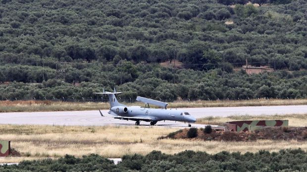 Letadlo řeckého námořnictva se podílí na pátrání po troskách zříceného airbusu