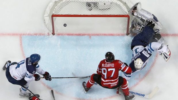 19letý kanadský útočník Connor McDavid  střílí gól proti Finsku ve finále MS