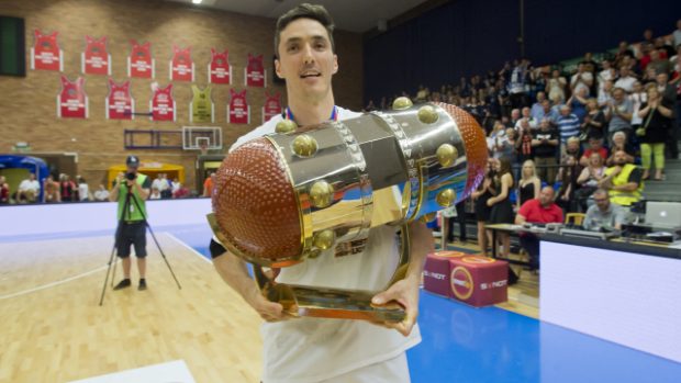 Basketbalista Jiří Welsch s trofejí pro vítěze NBL