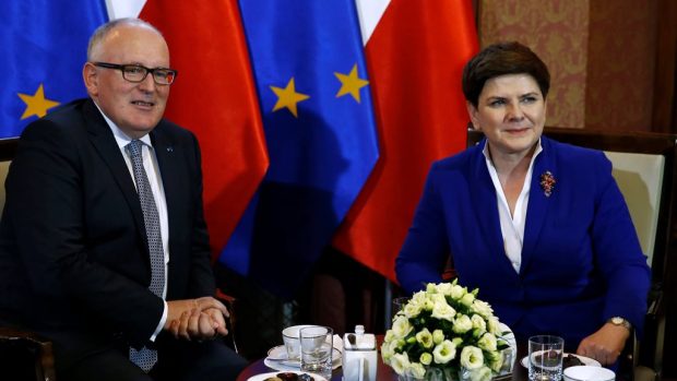 Polská premiérka Beata Szydlová na schůzce s místopředsedou Evropské komise Fransem Timmermansem