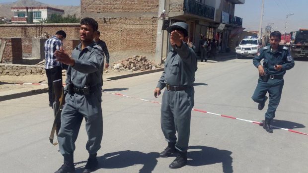 Afghánští policisté hlídkují u místa sebevražedného atentátu