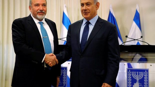 Vůdce strany Izrael je náš domov Avigdor Lieberman podepsal koaliční dohodu s izraelským premiérem Benjaminem Netanjahuem