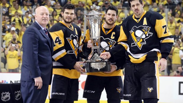 Hokejisté Pittsburghu Pinguins přbírají pohár pro vítěze konferenčního finále