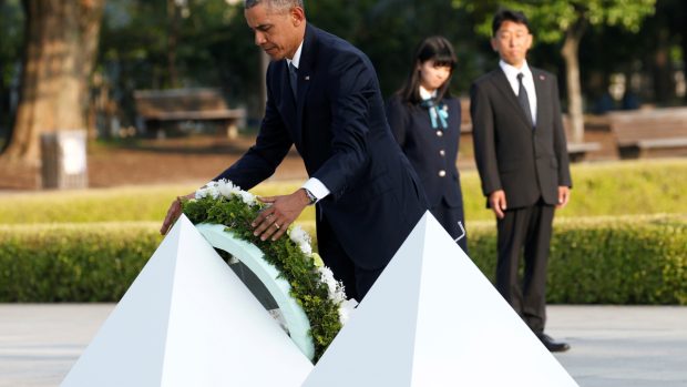 Americký prezident Barack Obama položil věnec na památník v Hirošimě