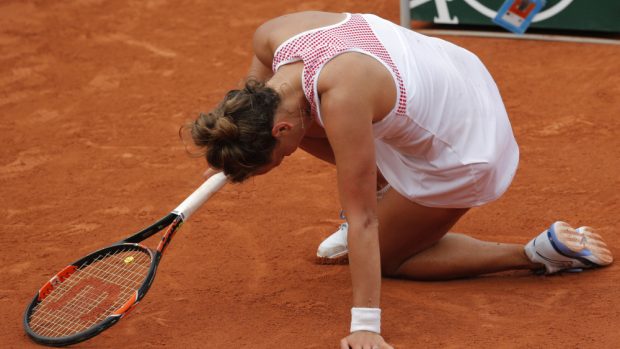 Barbora Strýcová na kolenou. Na tenisovém French Open stejně jako její krajanky Petra Kvitová a Lucie Šafářová končí