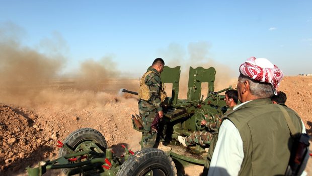 Příslušníci kurdských jednotek Pešmerga ostřelují pozice IS poblíž Mosulu