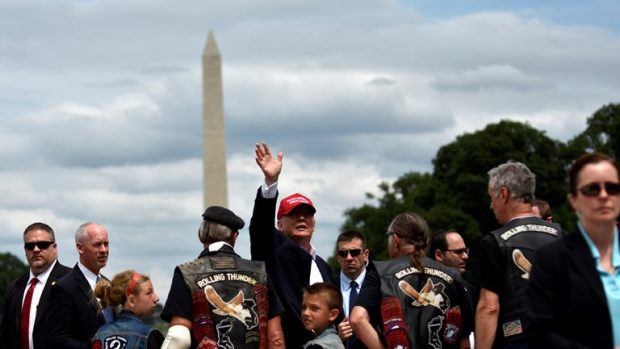 Donald Trump mezi válečnými veterány, kteří se na motorkách sjeli k památníku padlým vojákům ve Washingtonu