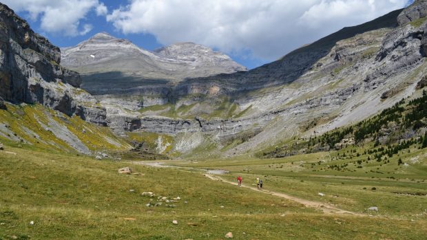 Pyreneje – Monumentální kaňon Valle de Ordesa ve stejnojmenném národním parku. Nad údolím se tyčí třítisícová hora Monte Perdido