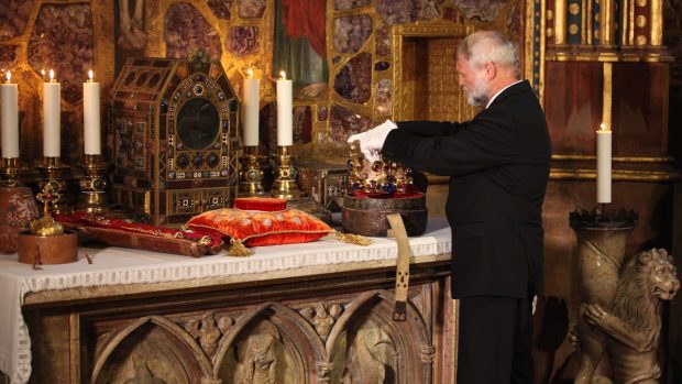 Uložení korunovačních klenotů do Korunní komory v Chrámu sv. Víta