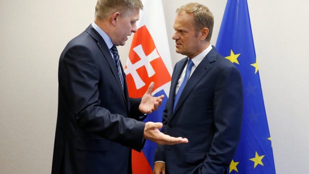 Slovenský premiér Robert Fico (vlevo) v rozhovoru se šéfem Evropské Rady Donaldem Tuskem