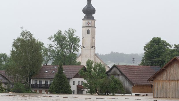 Záplavy způsobené přívalovými dešti postihly obec Triftern na jihu Německa