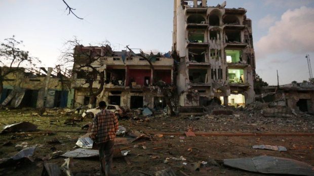 Hotel Ambassador v centru somálského Mogadiša po útoku islamistů