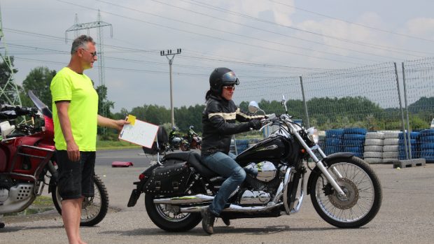 Účastníky kurzu se na autodromu v Sosnové učí zvládat motorku v krizových situacích
