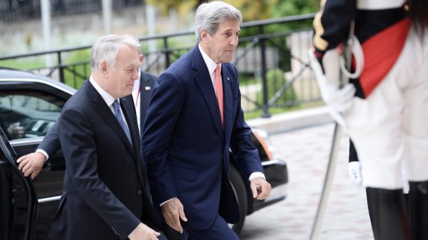 Francouzský ministr zahraničí Jean-Marc Ayrault a jeho americký kolega John Kerry při příchodu na pařížské jednání