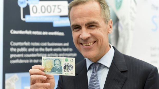 Guvernér Britské centrální banky Mark Carney představuje plastovou pětilibrovku