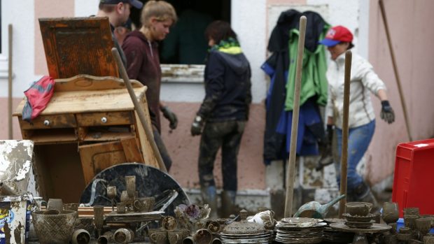 Následky povodní odklízejí v Simbachu desítky dobrovolníků
