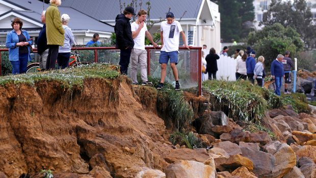 Velké vlny zasahují pozemky na pobřeží Collaroy Beach v Sydney