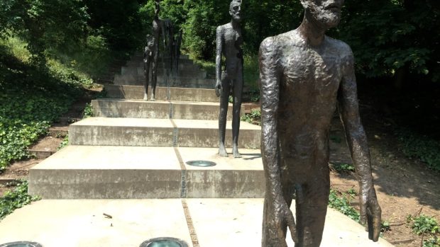Poškozený pomník obětem komunismu na pražském Újezdě