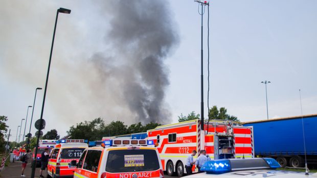 Záchranáři v blízkosti požáru ubytovny v Düsseldorfu