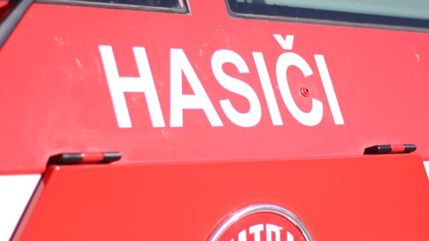 Na dálnici D8 hořel autobus, mezi sjezdy Bílinka a Řehlovice je zcela uzavřena