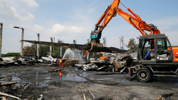 Těžké stroje odklízejí trosky ubytovny v Düsseldorfu