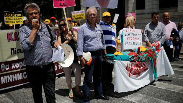 Stávka zdravotnického personálu v Aténách proti reformě důchodů a daní