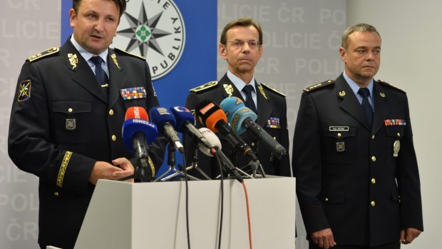 Policejní prezident Tomáš Tuhý (vlevo) a jeho náměstci Zdeněk Laube a Petr Petřík na tiskové konferenci