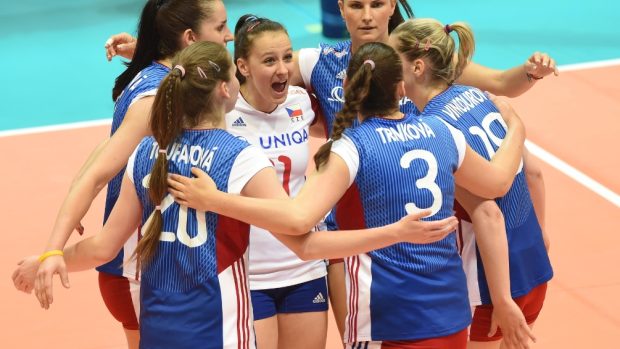 České volejbalistky slaví úspěšný útok v zápase proti Kanadě