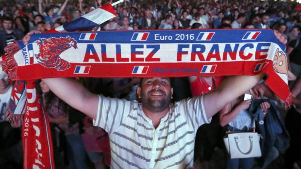 Francouzští fotbaloví fanoušci ve fanzóně v Marseille