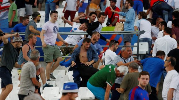 Rvačka fanoušků Ruska a Anglie po vzájemném zápase na Euru