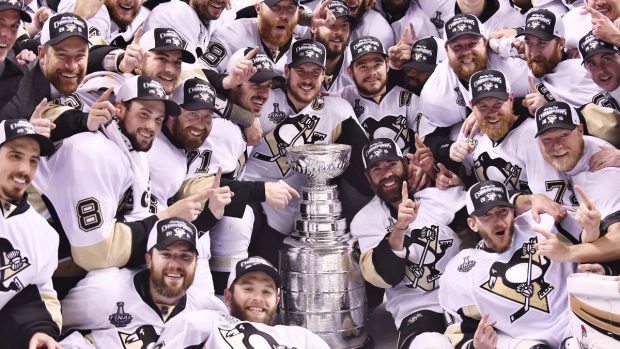 Hokejisté Pittsburghu oslavují zisk Stanley Cupu