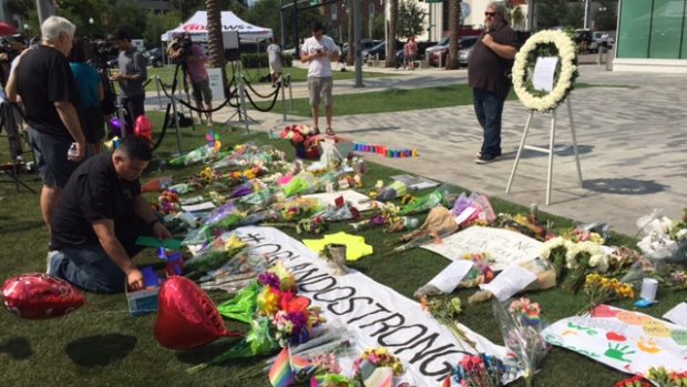 Americké Orlando se vzpamatovává z víkendového útoku na gay klub. Stovky lidí si připomínají památku obětí