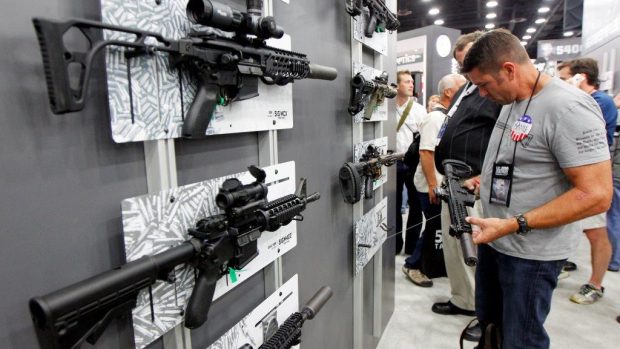 Zbraně, jako je Sig Sauer AR 15, lze v USA koupit v běžném obchodě s licencí