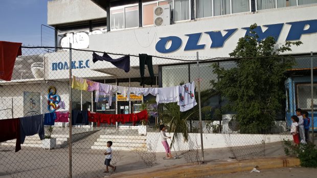 Řecké letiště Elliniko se změnilo v ilegální uprchlický tábor