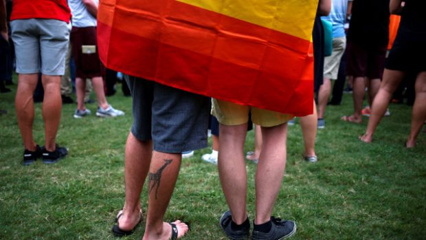 Dvojice s duhovou vlajkou symbolizující gay pride