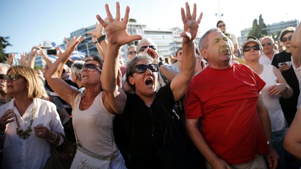 Demonstranti před řeckým parlamentem dávají najevo nespokojenost s kroky vládní strany Syriza