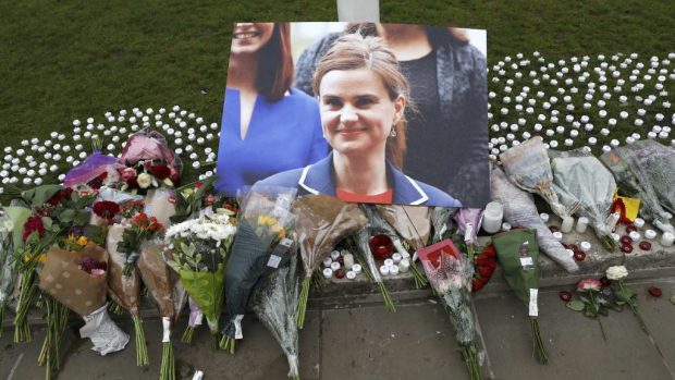 Lidé vzpomínají na zavražděnou poslankyni Jo Coxovou na Parlamentním náměstí v Londýně