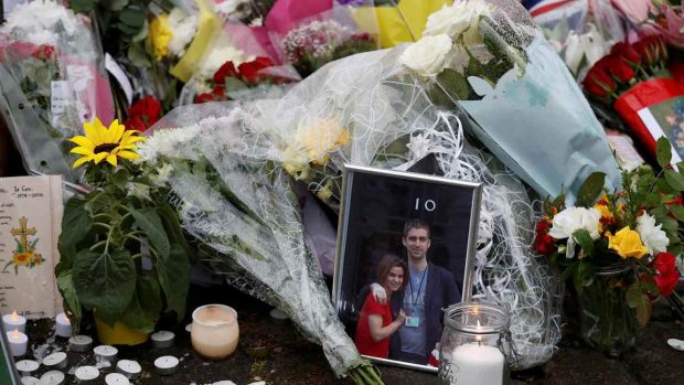 Pieta před Downing Street 10, která připomíná památku zavražděné poslankyně Jo Coxové