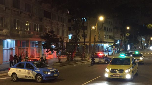 Nocni policejni kontroly jsou v nocnim Riu de Janeiru bezne: hned dve auta strezi vyjezd ze ctvrti Copacabana
