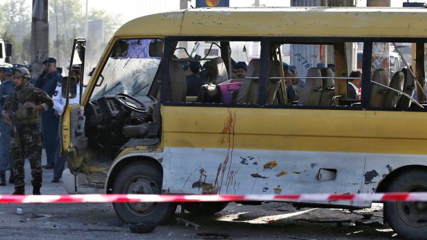 Sebevražedný atentátník zaútočil v Kábulu na minibus