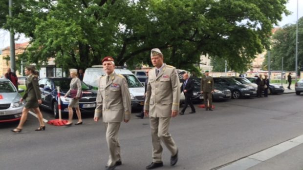 Předseda Vojenského výboru NATO Petr Pavel zahájil v Praze první oficiální návštěvu Česka. Na generálním štábu se sešel s jeho náčelníkem Josefem Bečvářem