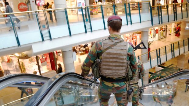 Belgický voják dohlíží na nákupní centrum City 2 v centru Bruselu