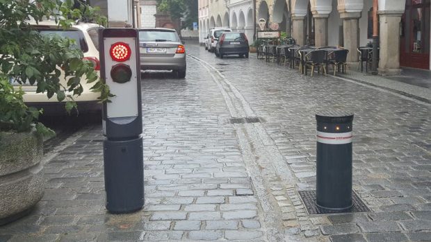 V Třeboni nainstalovali speciální sloupky, které omezují vjezd na náměstí