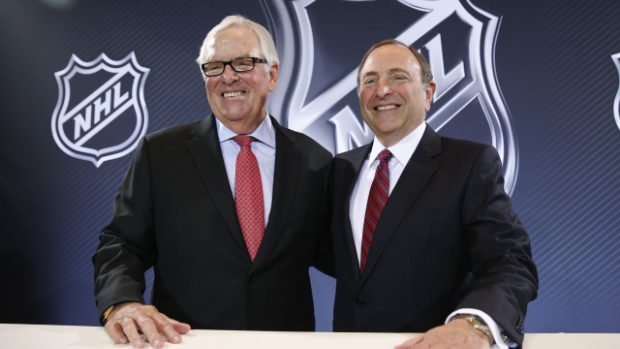 Šéf NHL Gary Bettman (vpravo) a podnikatel Bill Foley na tiskové konferenci, kde bylo oznámeno rozšíření NHL do Las Vegas