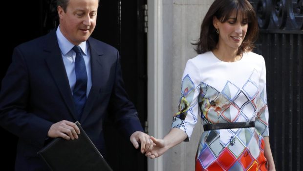 Britský premiér David Cameron s manželkou Samanthou
